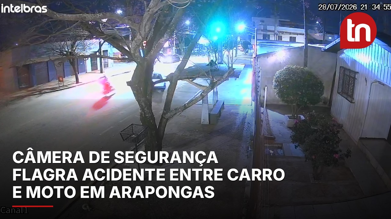 Câmera de segurança flagra acidente entre carro e moto em Arapongas