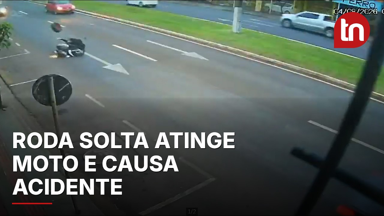 Câmeras flagram motociclista sendo atingida por roda que se soltou de carretinha no PR