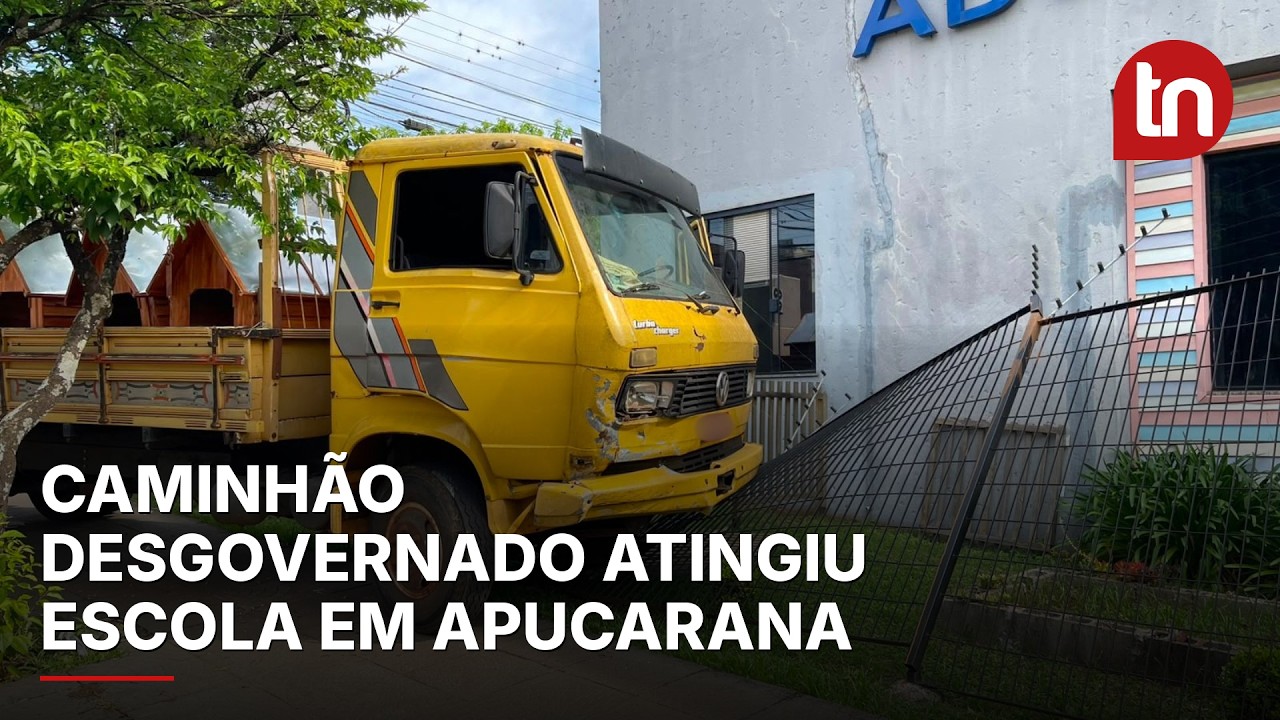 Caminhão desgovernado atinge dois carros e grade de escola em Apucarana
