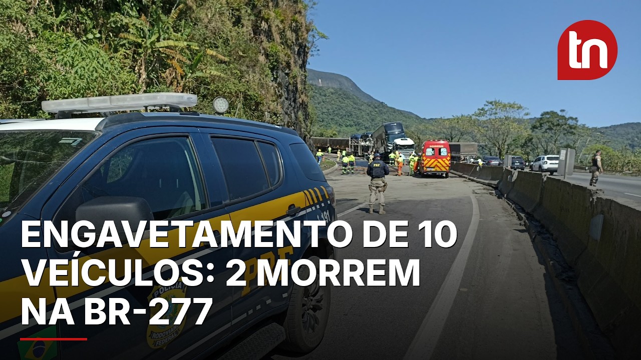 Engavetamento com dez veículos deixa dois mortos e cinco feridos graves no PR