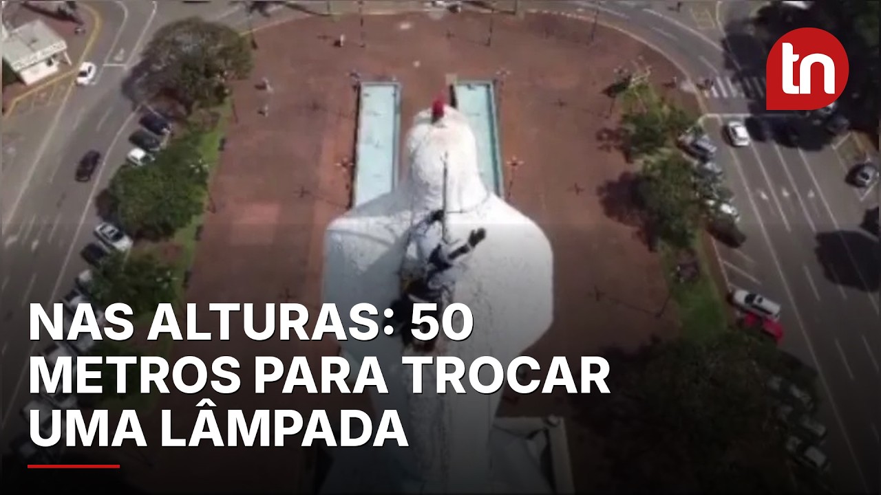 Trocar lâmpada da Catedral de Apucarana exige trabalho a 50 metros
