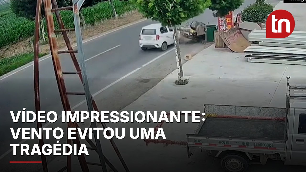 Rajada de vento leva chapéu e evita que idoso seja atropelado por carro