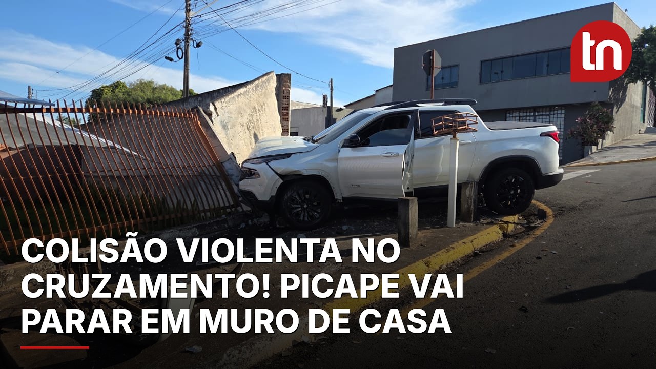 Carro atinge caminhonete e veículo vai parar em muro de casa em Apucarana