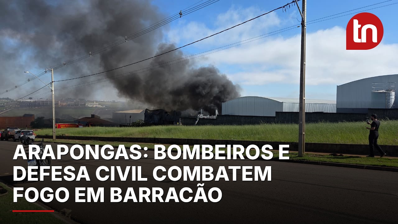 Bombeiros combatem incêndio que destruiu barracão em Arapongas