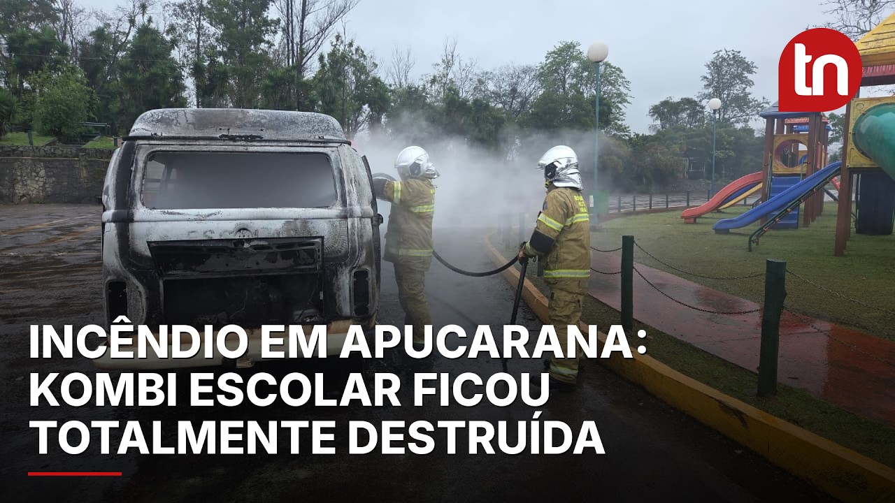 Kombi escolar é destruída por incêndio no Parque da Raposa em Apucarana
