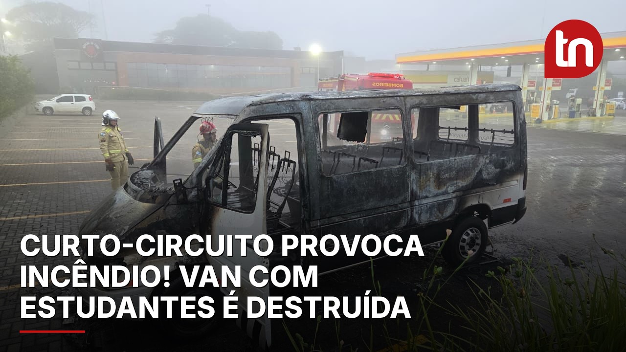 Van com estudantes pega fogo e fica completamente destruída em Apucarana