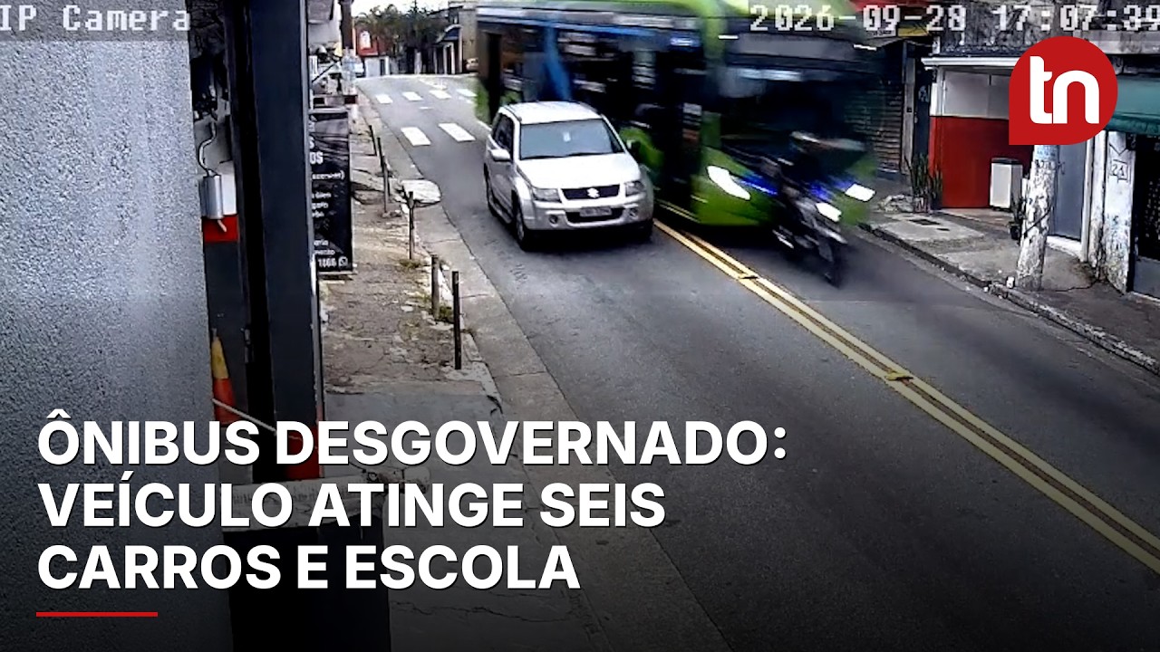 Ônibus desgovernado atinge carros e bate contra muro de escola