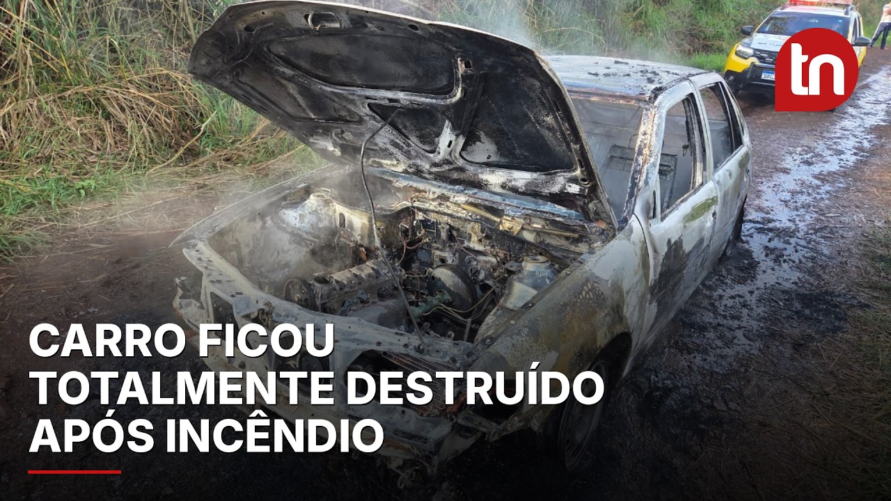 Carro fica totalmente destruído após incêndio