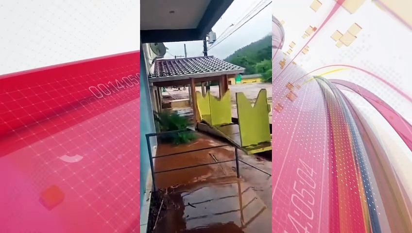 Morador registra momento em que casa é arrastada por enxurrada