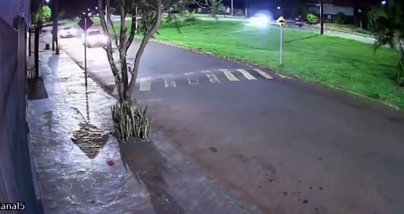 Motociclista morre após bater em carro capotado no PR
