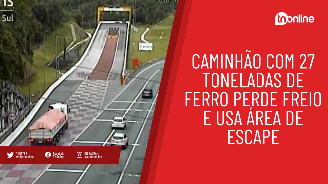 Caminhão com 27 toneladas de ferro perde freio e usa área de escape