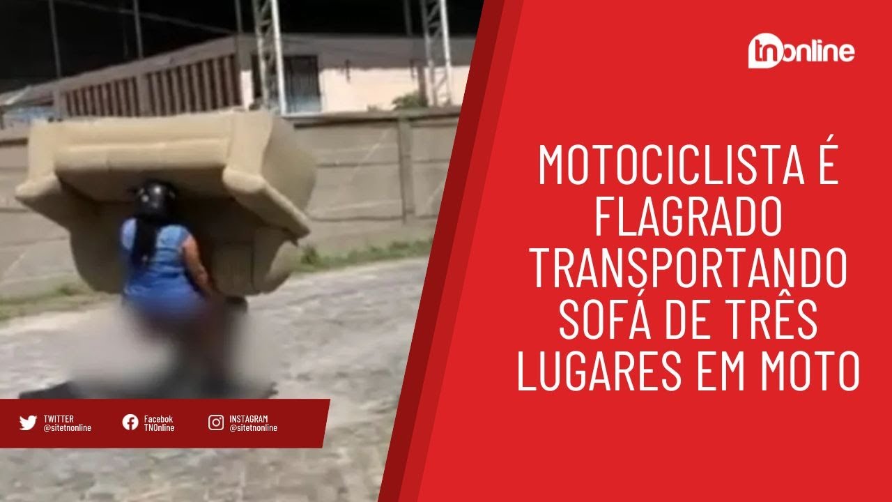 Motociclista é flagrado transportando sofá de três lugares em moto