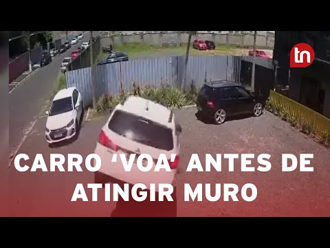 Flagrante! Carro 'voa' e atinge muro de condomínio
