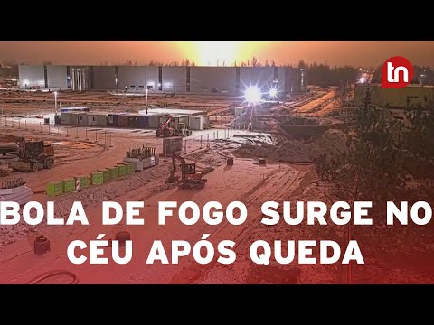 Avião cai e atinge residência; bola de fogo se formou no céu