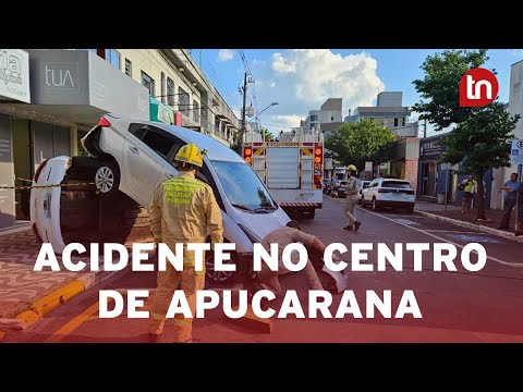Carro para em cima de outro após colisão em Apucarana