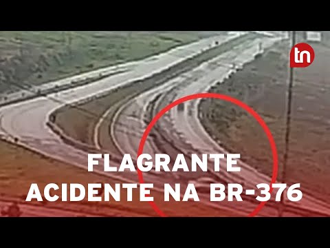 Carro roda na pista após acidente na BR-376 em Apucarana