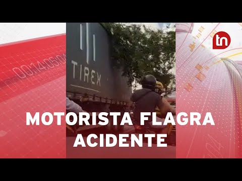 Galho se desprende de carreta e atinge carro e motocicleta