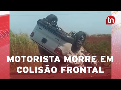 Picape fica com as rodas para cima após colisão; motorista morreu