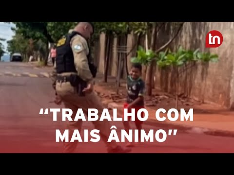 Policiais pausam ronda para jogar bola com crianças