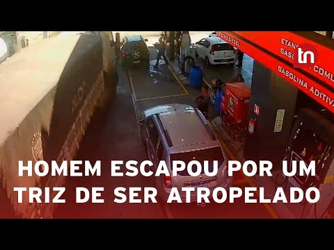 Carreta desgovernada arrasta carro após invadir posto no PR