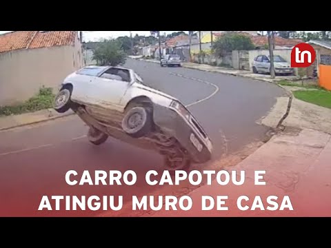 Carro capota, bate em casa e mata cachorro; veja flagrante
