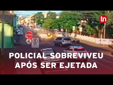Viatura da PM capota após colisão; policial foi ejetada