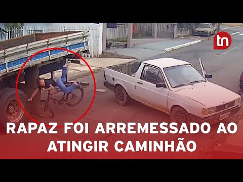 Adolescente é arremessado ao colidir bicicleta contra caminhão