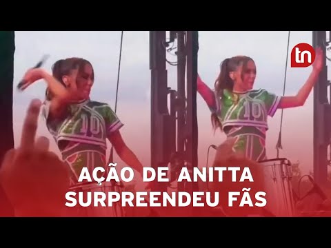 Anitta se irrita com falhas e joga microfones no palco durante show