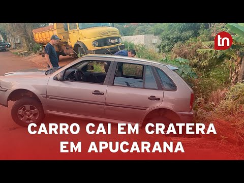 Moradores se mobilizam para tirar carro de buraco em Apucarana