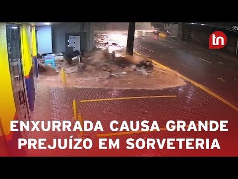 Câmera flagra momento que enxurrada destrói sorveteria em Apucarana