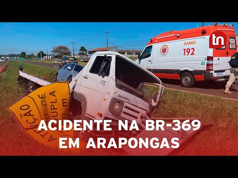 Caminhão guincho transportando Golf cai em canteiro central na BR-369
