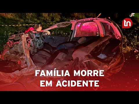 Família morre após carro bater contra ônibus escolar e caminhão no PR