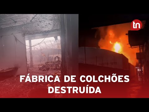 Incêndio destrói fábrica de colchões e mobiliza bombeiros em Arapongas