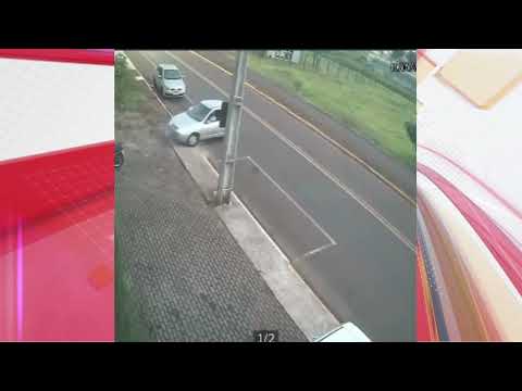 Câmera de segurança registra acidente entre carro e moto em Apucarana