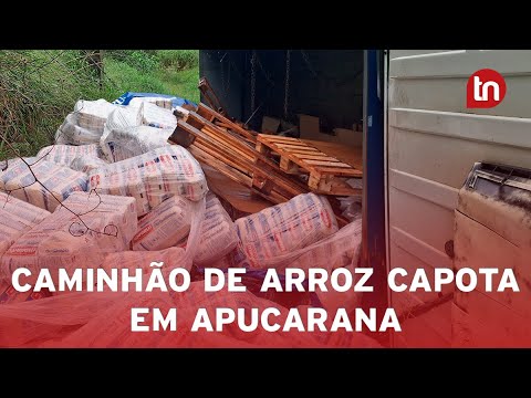 Caminhão carregado com arroz tomba em Apucarana