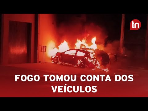 Incêndio destrói três veículos em frente à oficina em Arapongas