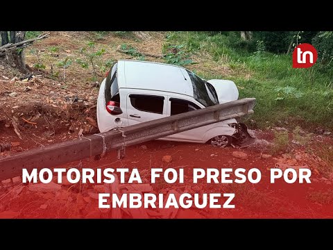 Motorista perde controle de carro, desce ribanceira e derruba poste
