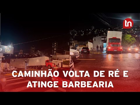 Caminhão volta de ré e atinge barbearia no centro de Apucarana