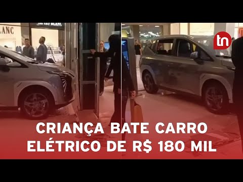 Criança bate carro elétrico de R$ 180 mil exposto no shopping