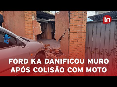 Carro danifica muro após colisão com moto em Apucarana