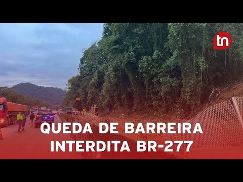 Queda de barreira interdita parcialmente trecho da BR-277 no Paraná
