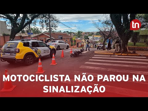Vídeo flagra acidente entre carro e moto que acabou com muro destruído