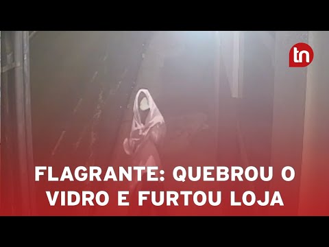 Vidro de loja é quebrado e furto é registrado por câmera de segurança