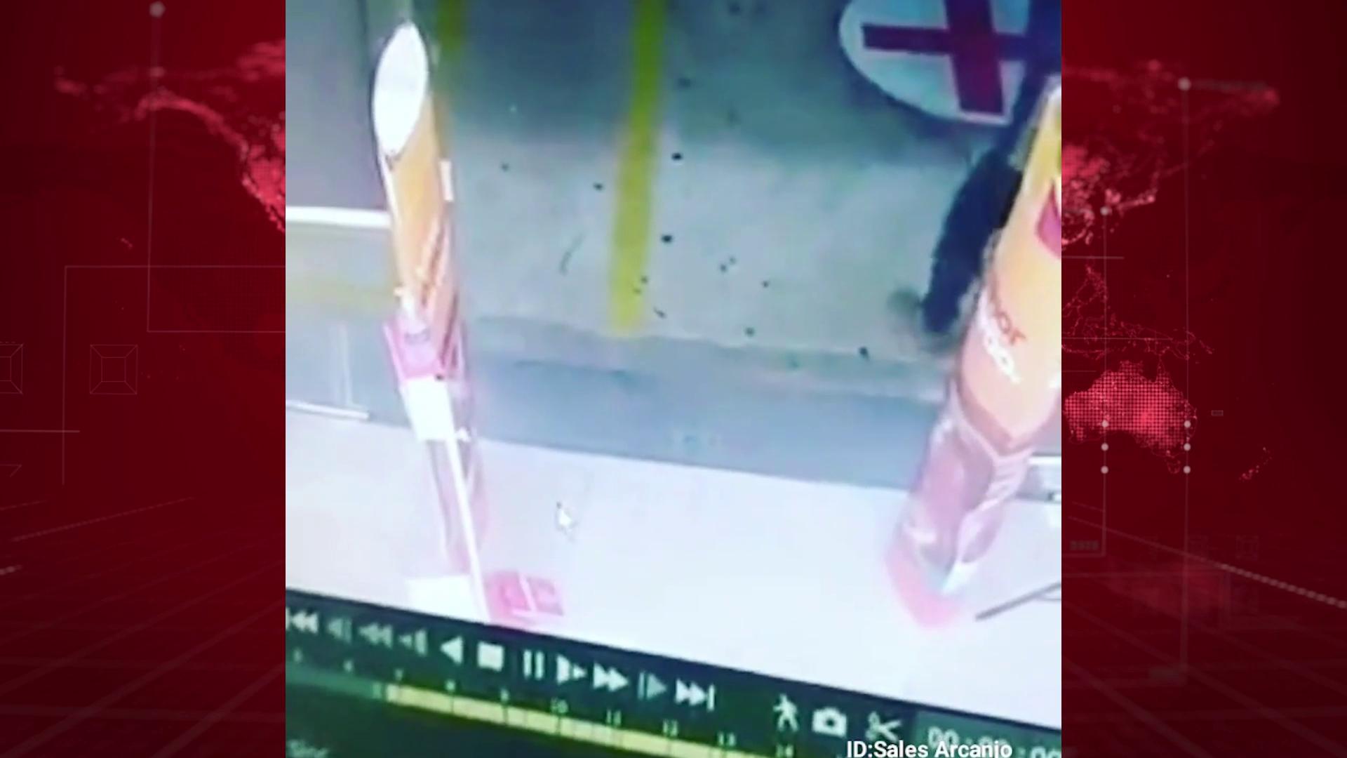 Homem entra em farmácia e toma álcool em gel