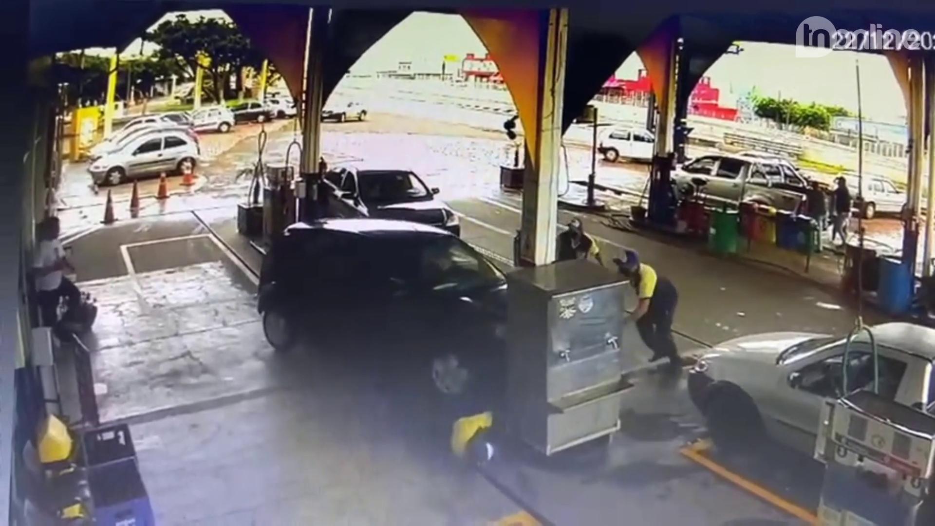 Motorista perde o controle da direção e atropela frentista