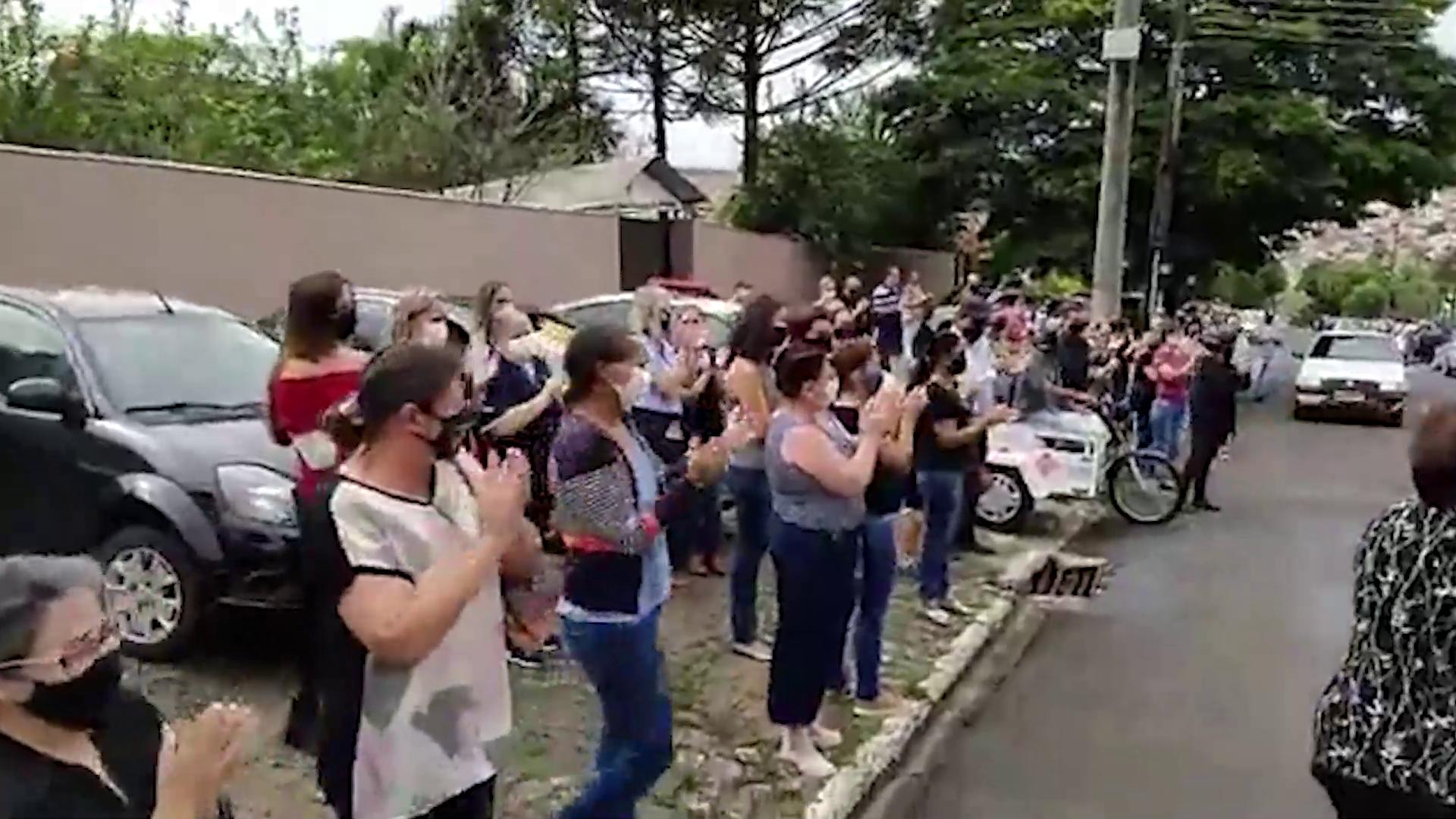 Servidor vítima de covid é homenageado com carreata