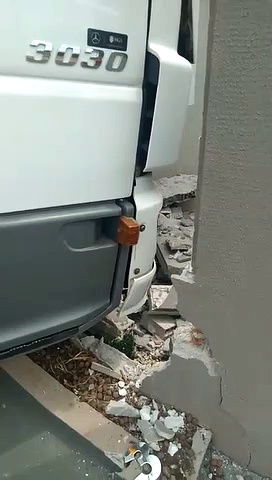 Caminhão atinge muro de casa no Jd. Interlagos, em Apucarana