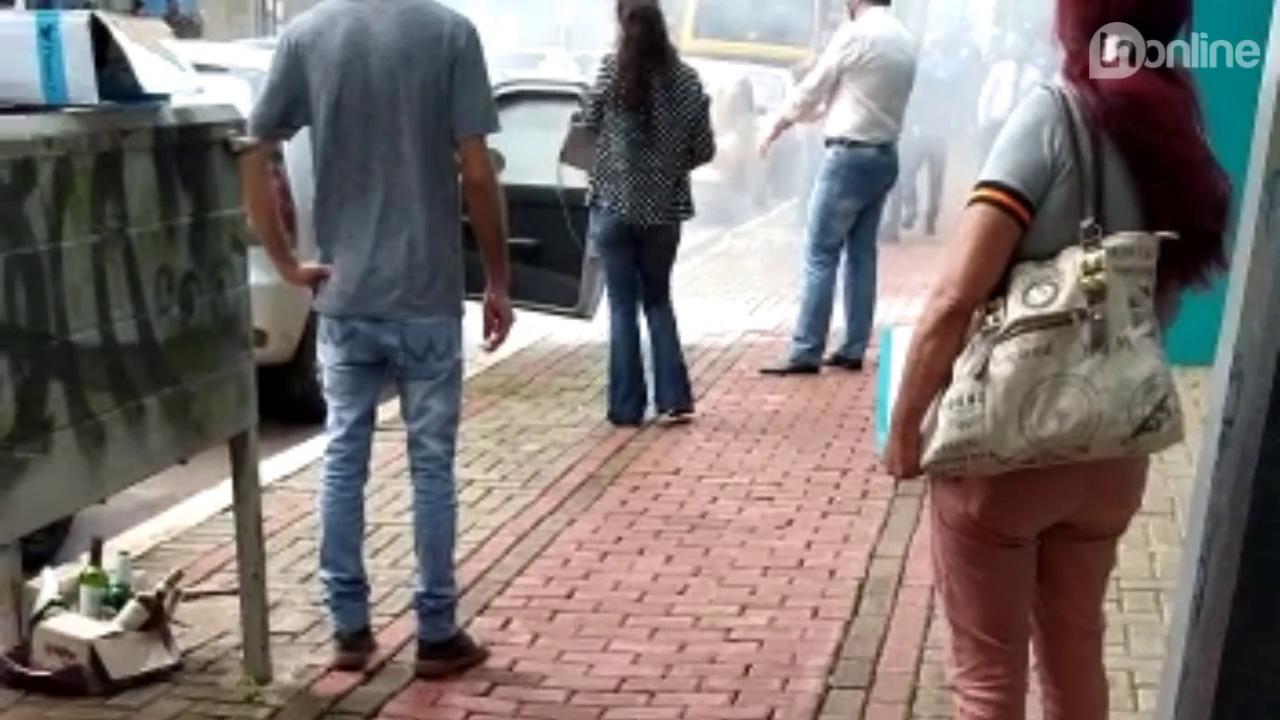 Carro pega fogo na área central de Apucarana; vídeo
