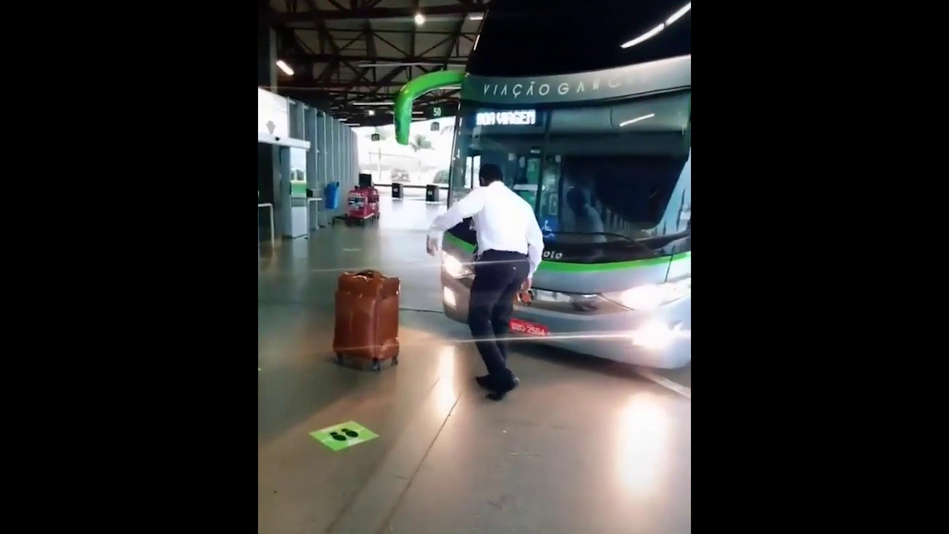 Vídeo de motorista dançando na rodoviária de Londrina viraliza