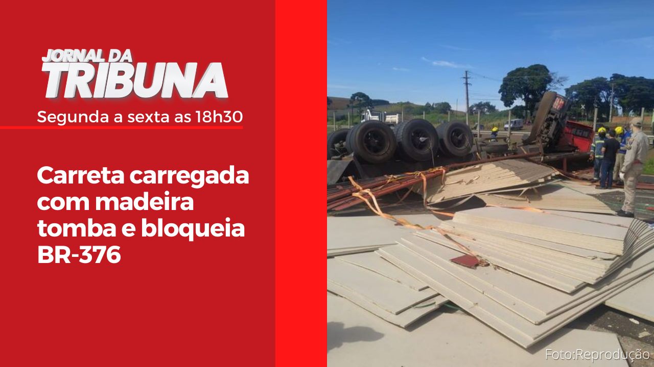 Carreta carregada com madeira tomba e bloqueia BR-376